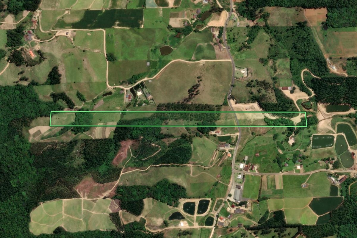 Imagem de satélite do imóvel rural em São Ludgero (SC), com o contorno declarado no CAR desenhado por cima.