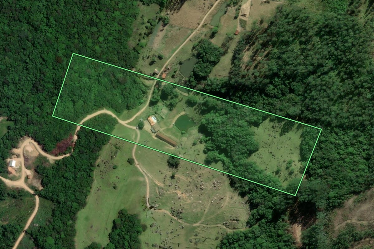 Imagem de satélite do imóvel rural em São Ludgero (SC), com o contorno declarado no CAR desenhado por cima.