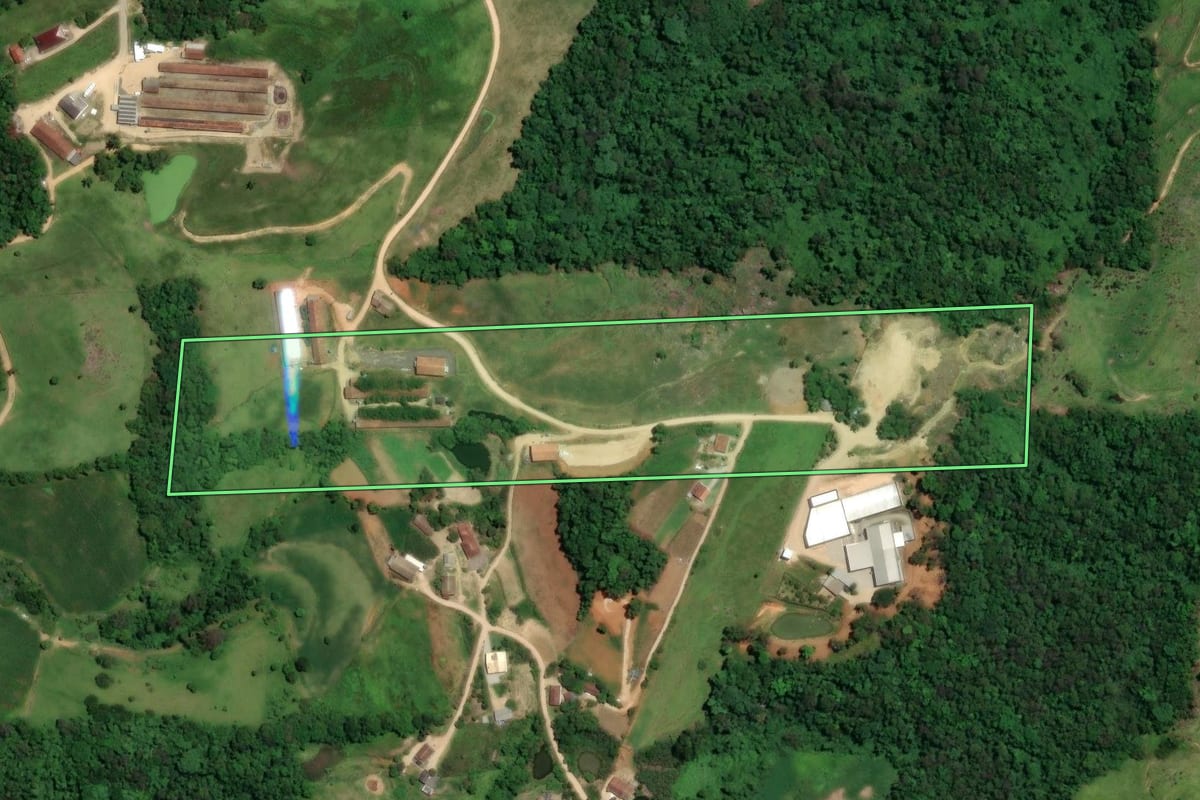 Imagem de satélite do imóvel rural em São Ludgero (SC), com o contorno declarado no CAR desenhado por cima.