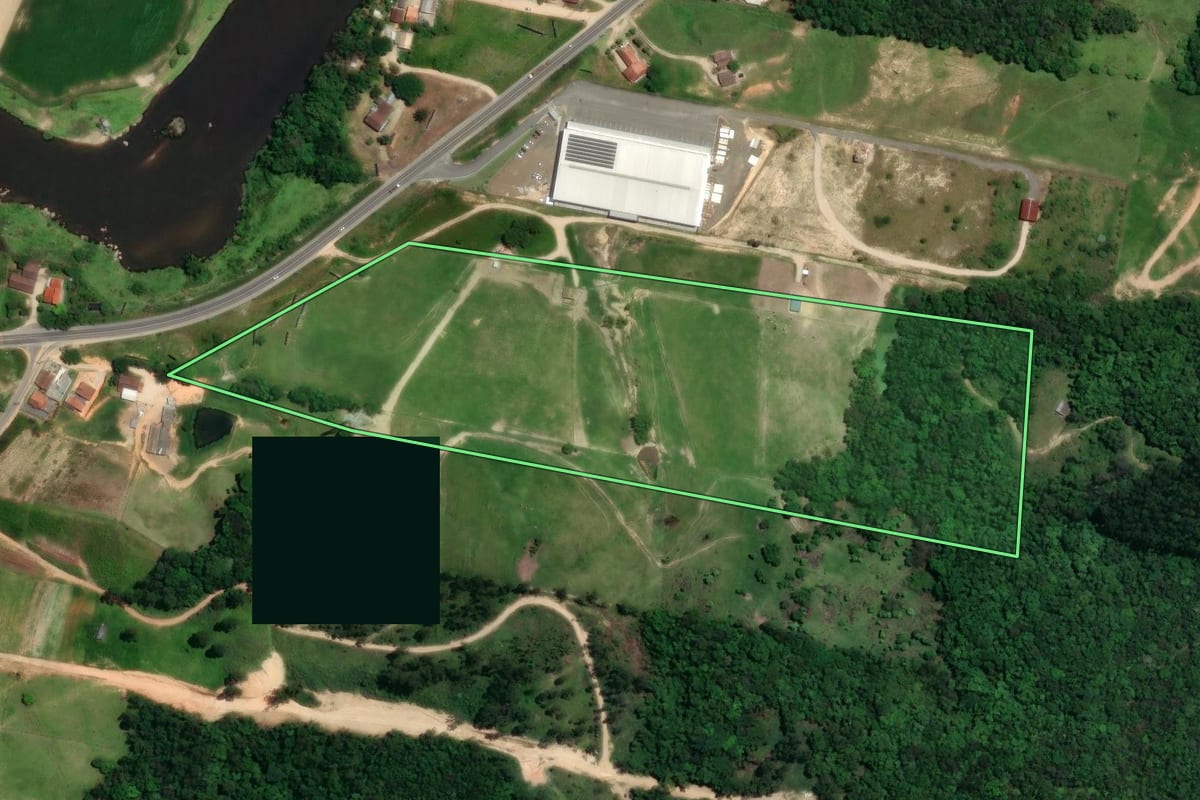 Imagem de satélite do imóvel rural em São Ludgero (SC), com o contorno declarado no CAR desenhado por cima.