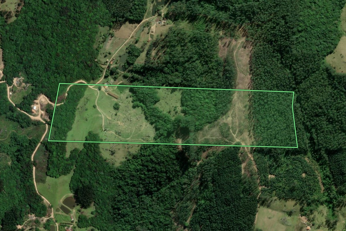 Imagem de satélite do imóvel rural em São Ludgero (SC), com o contorno declarado no CAR desenhado por cima.