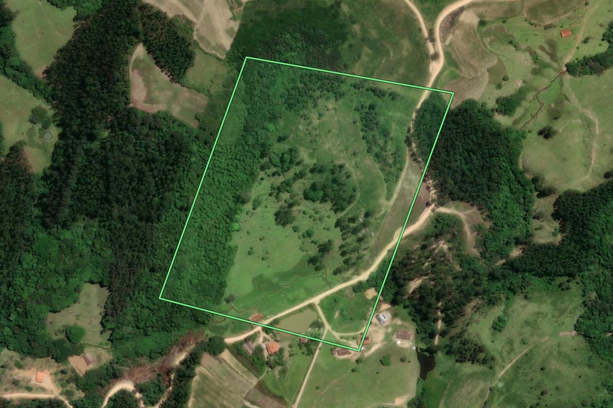 Imagem de satélite do imóvel rural em São Ludgero (SC), com o contorno declarado no CAR desenhado por cima.