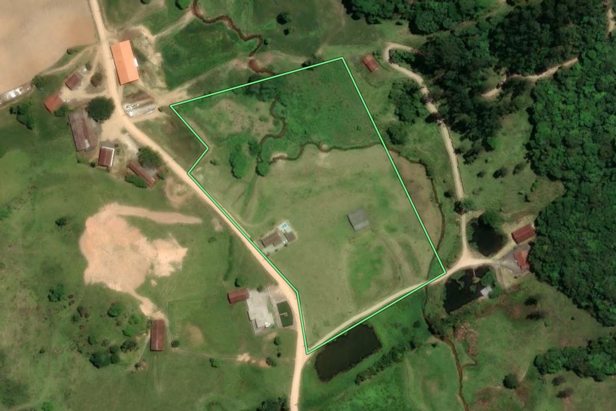 Imagem de satélite do imóvel rural em São Ludgero (SC), com o contorno declarado no CAR desenhado por cima.