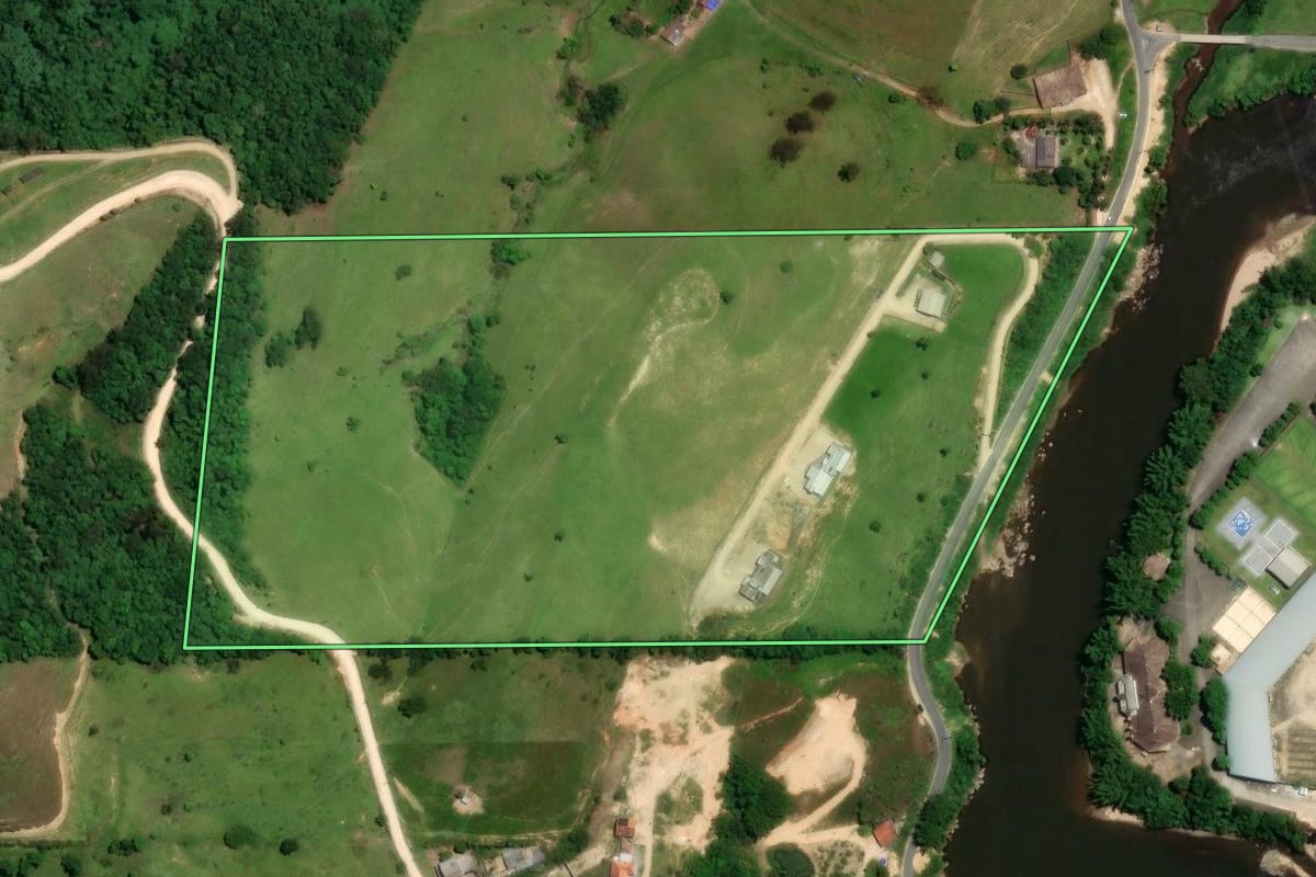 Imagem de satélite do imóvel rural em São Ludgero (SC), com o contorno declarado no CAR desenhado por cima.