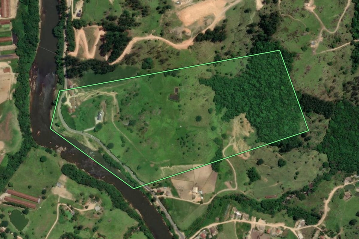 Imagem de satélite do imóvel rural em São Ludgero (SC), com o contorno declarado no CAR desenhado por cima.