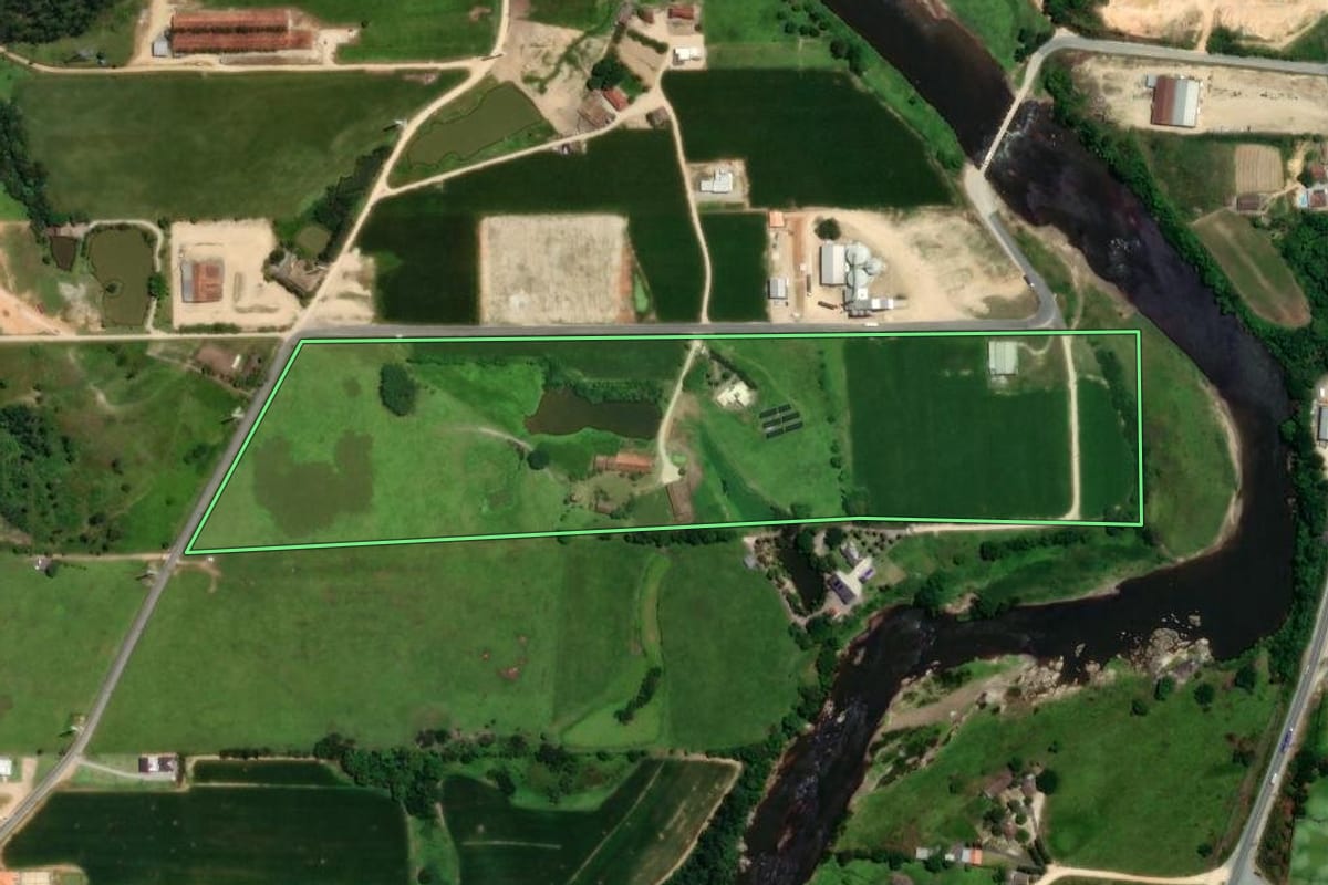 Imagem de satélite do imóvel rural em São Ludgero (SC), com o contorno declarado no CAR desenhado por cima.
