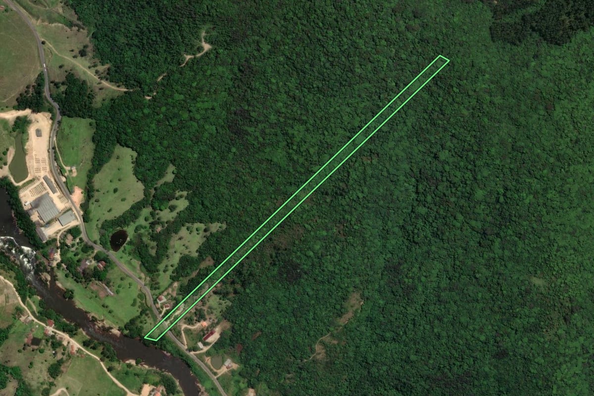 Imagem de satélite do imóvel rural em São Ludgero (SC), com o contorno declarado no CAR desenhado por cima.