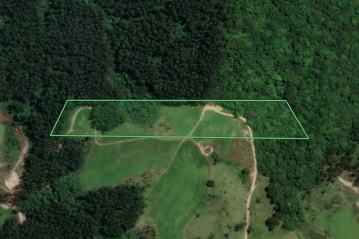 Imagem de satélite do imóvel rural em São Ludgero (SC), com o contorno declarado no CAR desenhado por cima.