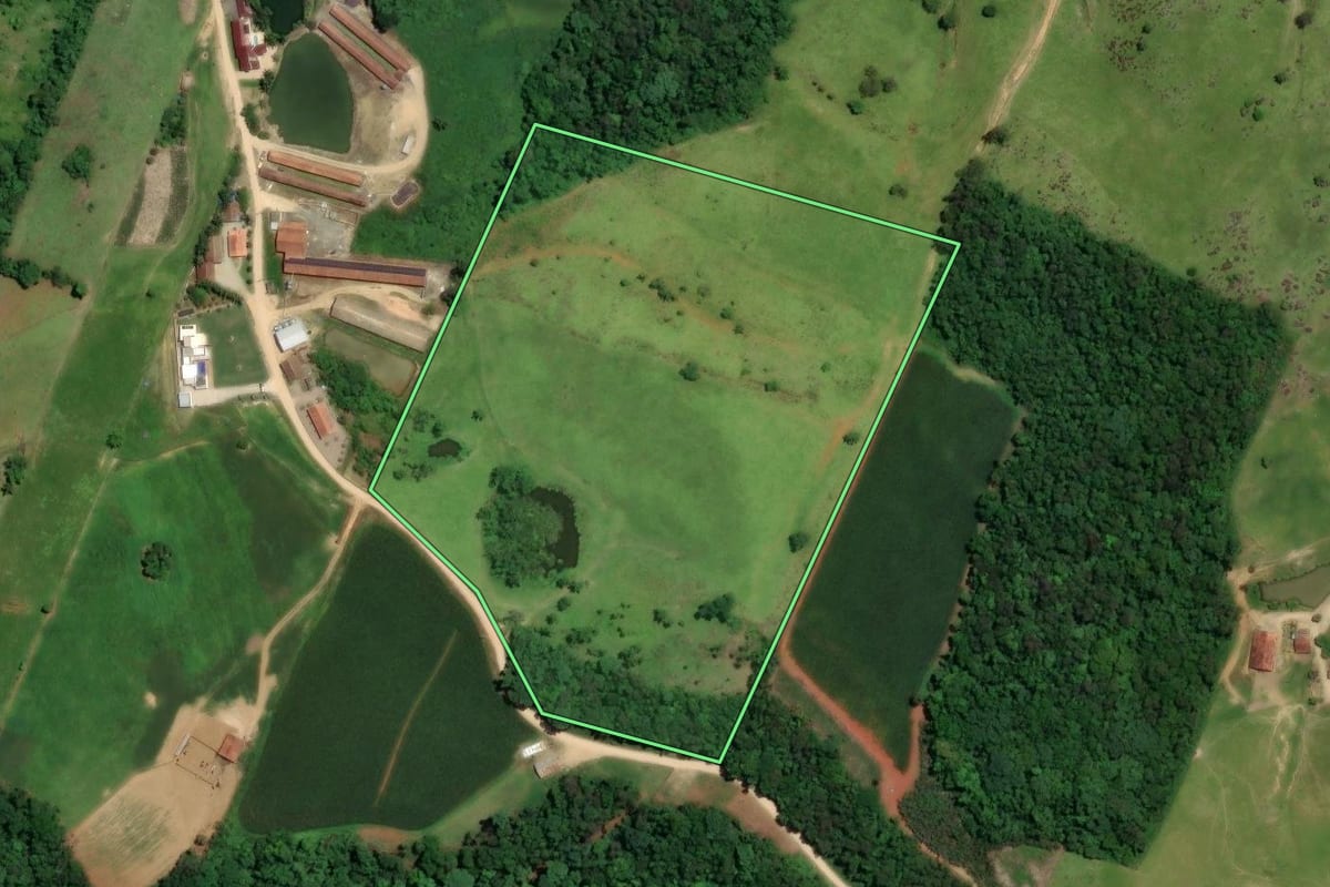 Imagem de satélite do imóvel rural em São Ludgero (SC), com o contorno declarado no CAR desenhado por cima.