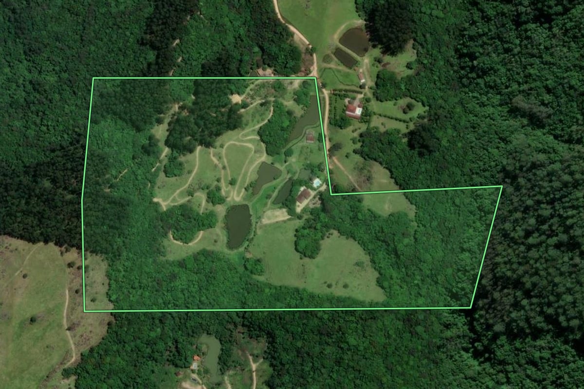 Imagem de satélite do imóvel rural em São Ludgero (SC), com o contorno declarado no CAR desenhado por cima.