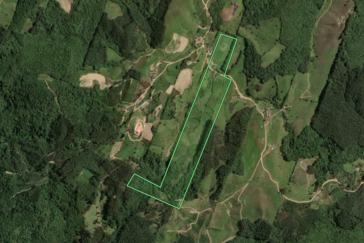 Imagem de satélite do imóvel rural em São Martinho (SC), com o contorno declarado no CAR desenhado por cima.