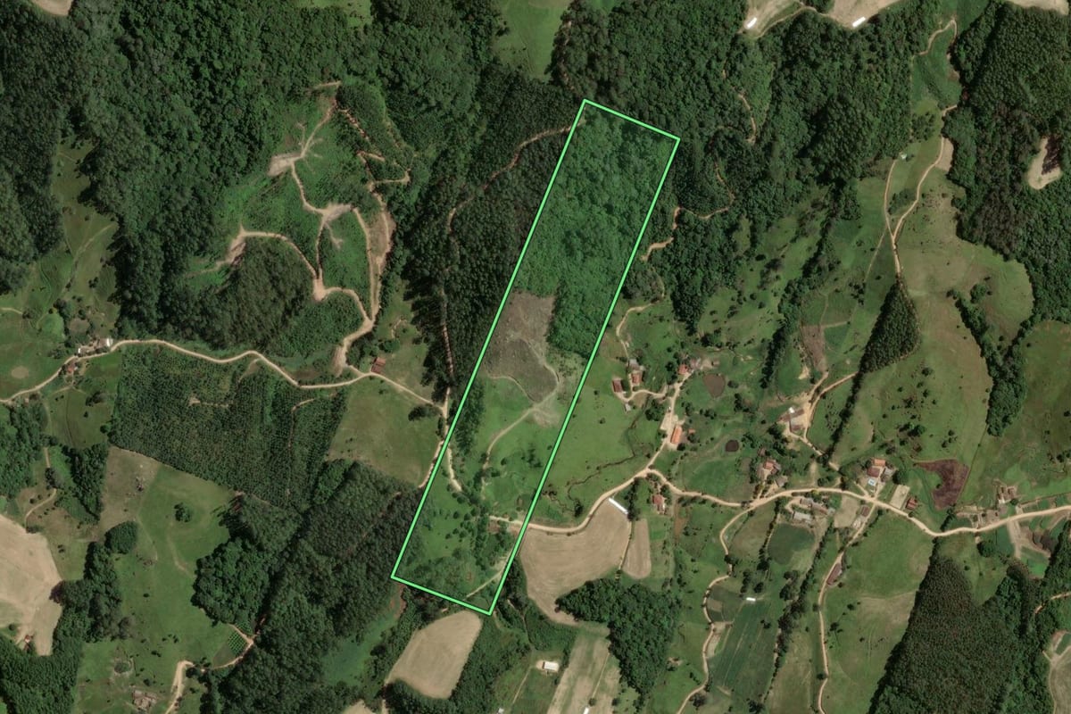 Imagem de satélite do imóvel rural em São Martinho (SC), com o contorno declarado no CAR desenhado por cima.