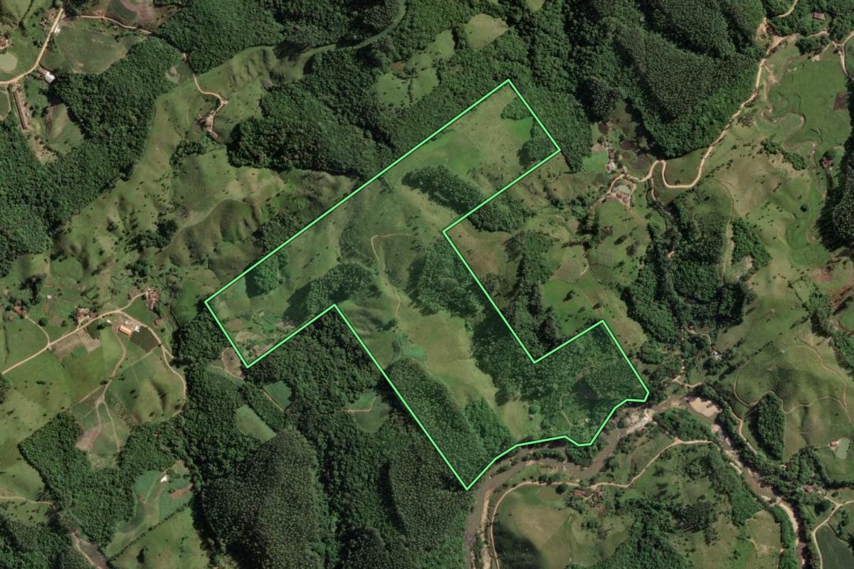 Imagem de satélite do imóvel rural em São Martinho (SC), com o contorno declarado no CAR desenhado por cima.