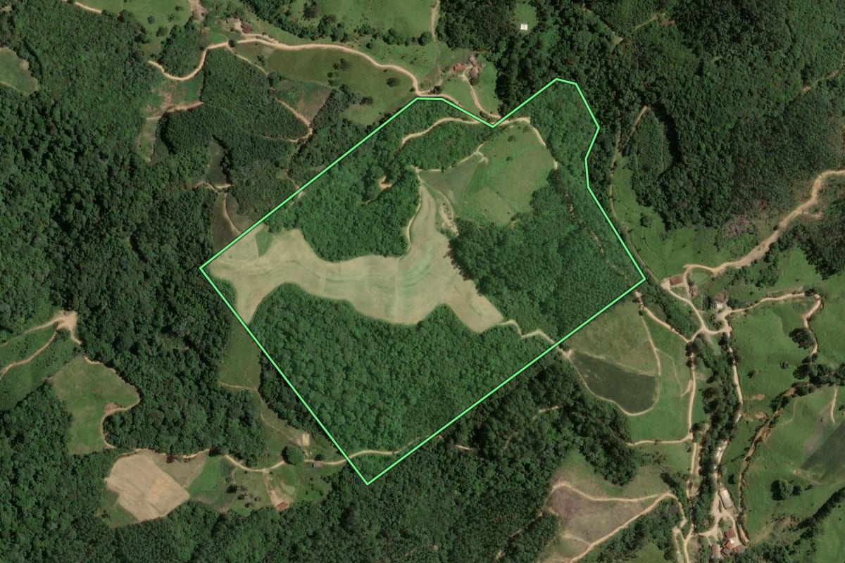 Imagem de satélite do imóvel rural em São Martinho (SC), com o contorno declarado no CAR desenhado por cima.