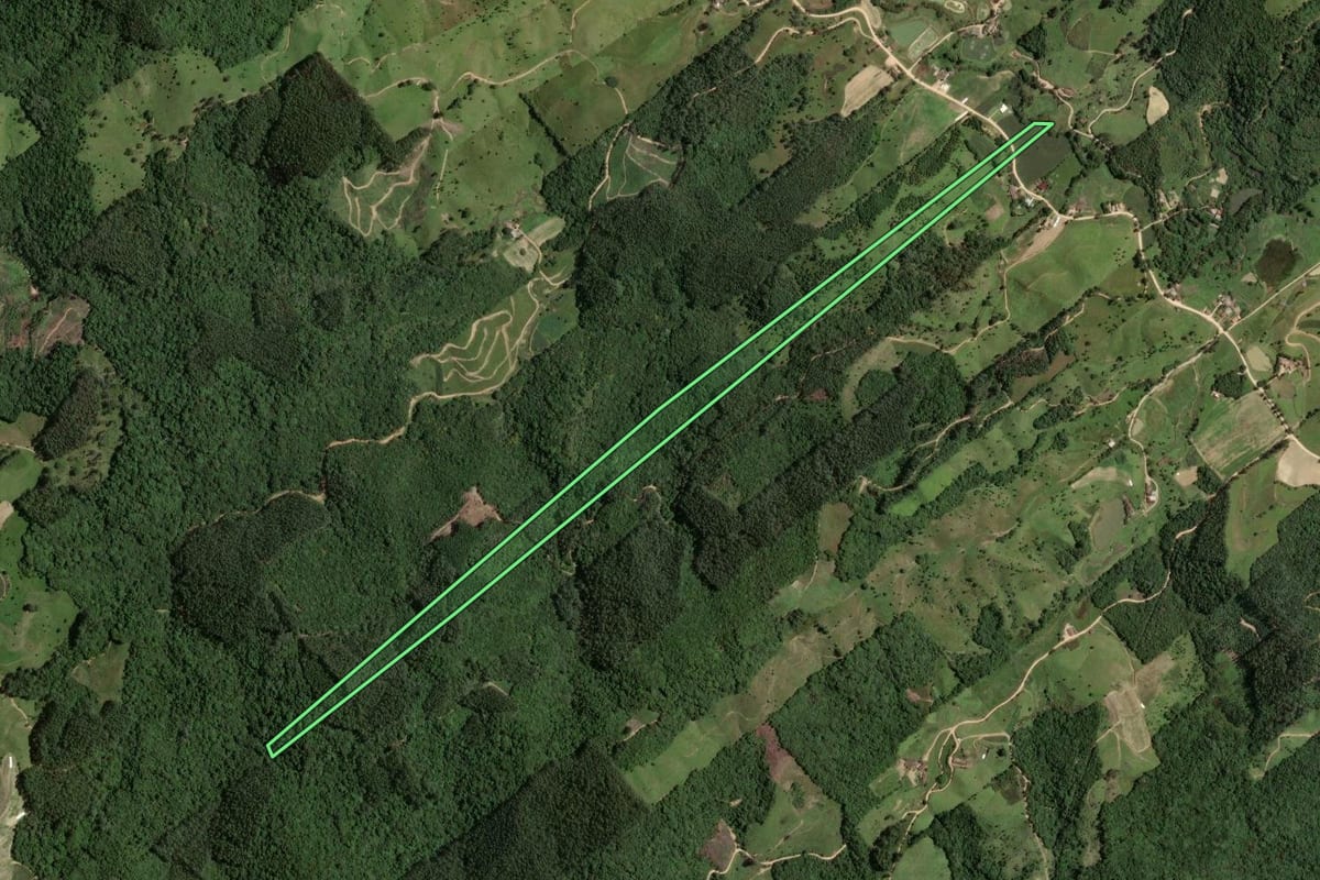 Imagem de satélite do imóvel rural em São Martinho (SC), com o contorno declarado no CAR desenhado por cima.