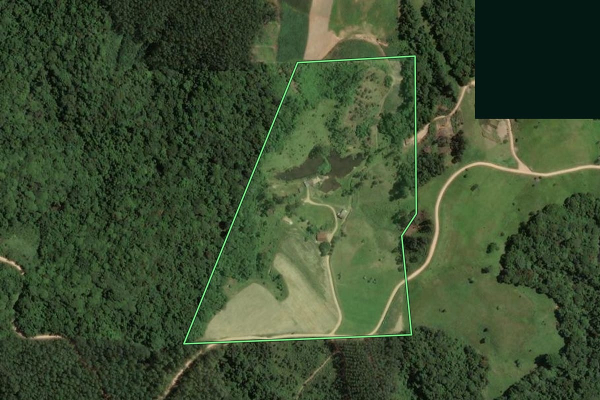 Imagem de satélite do imóvel rural em São Martinho (SC), com o contorno declarado no CAR desenhado por cima.