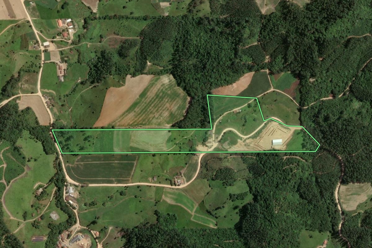 Imagem de satélite do imóvel rural em São Martinho (SC), com o contorno declarado no CAR desenhado por cima.