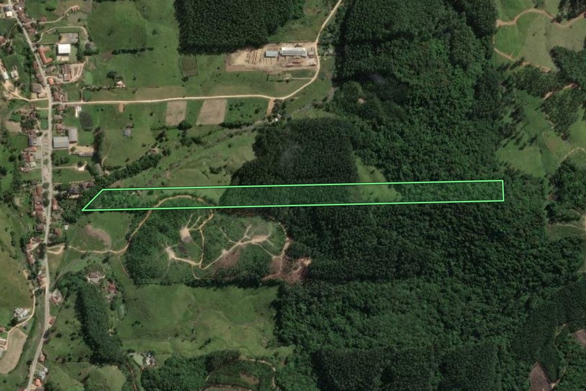 Imagem de satélite do imóvel rural em São Martinho (SC), com o contorno declarado no CAR desenhado por cima.