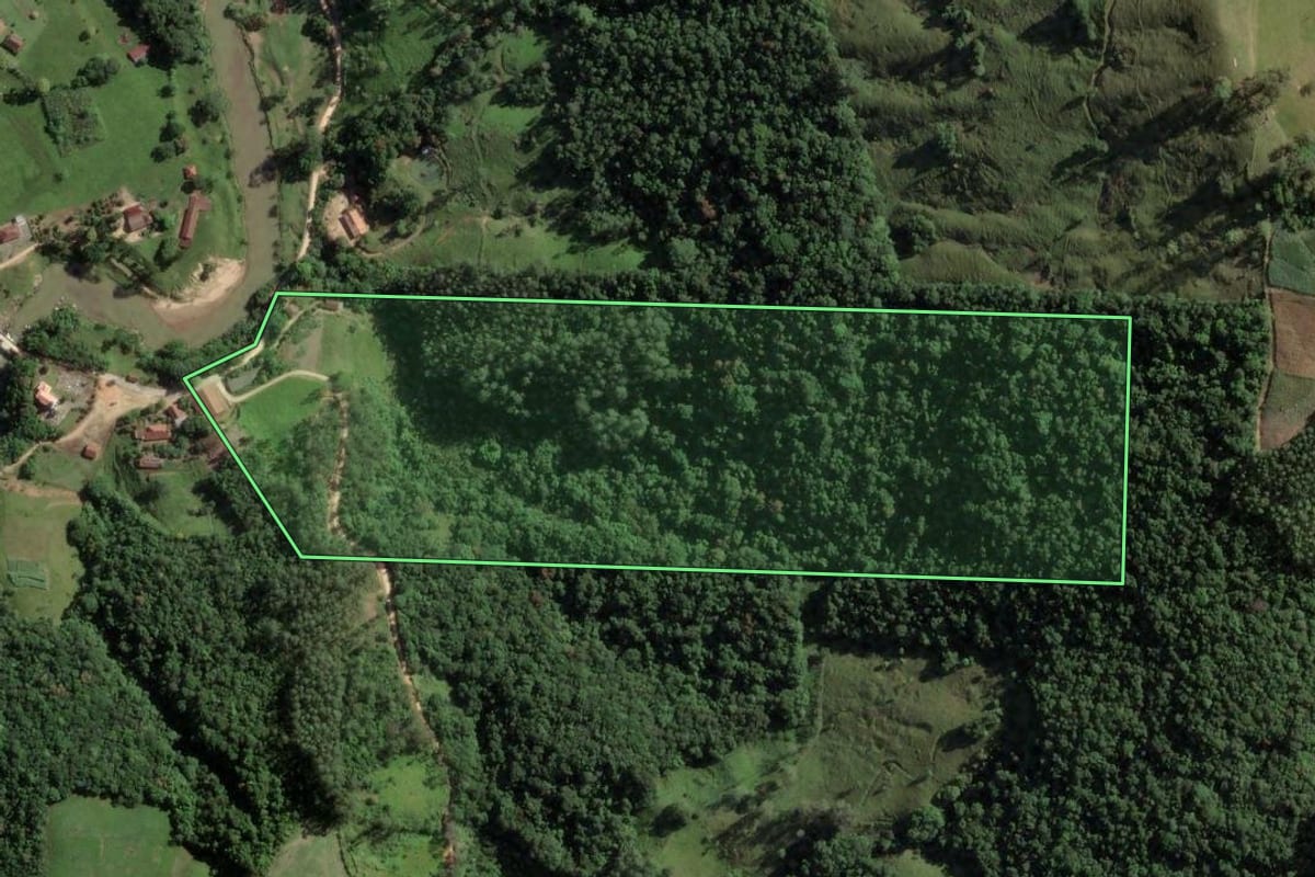 Imagem de satélite do imóvel rural em São Martinho (SC), com o contorno declarado no CAR desenhado por cima.