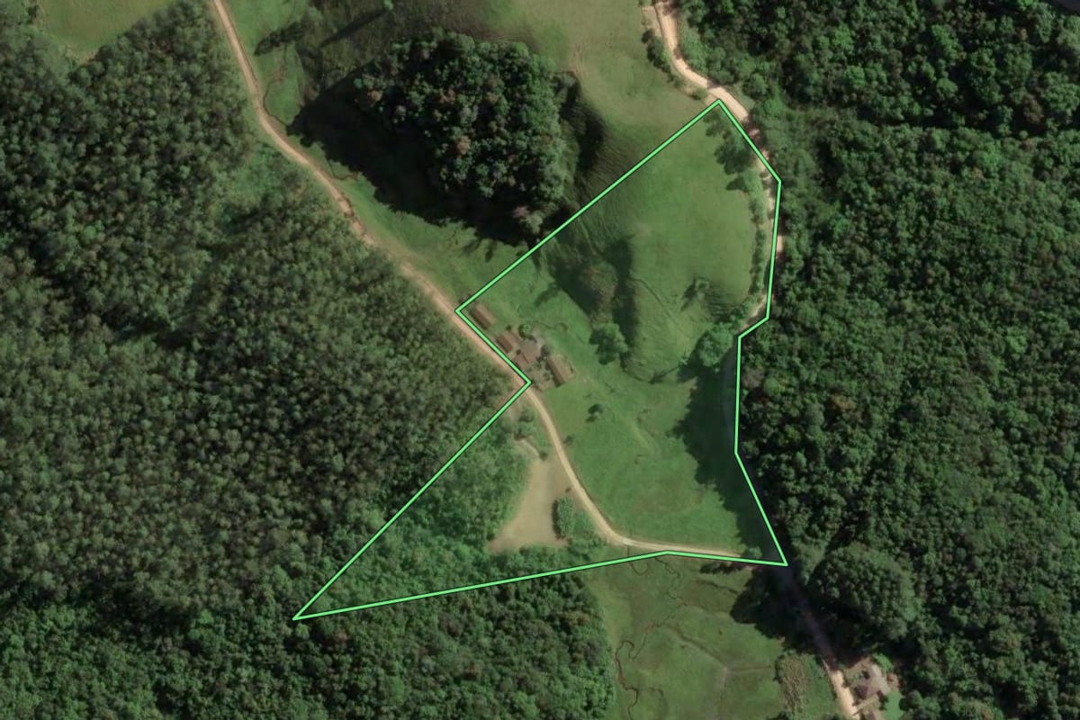 Imagem de satélite do imóvel rural em São Martinho (SC), com o contorno declarado no CAR desenhado por cima.