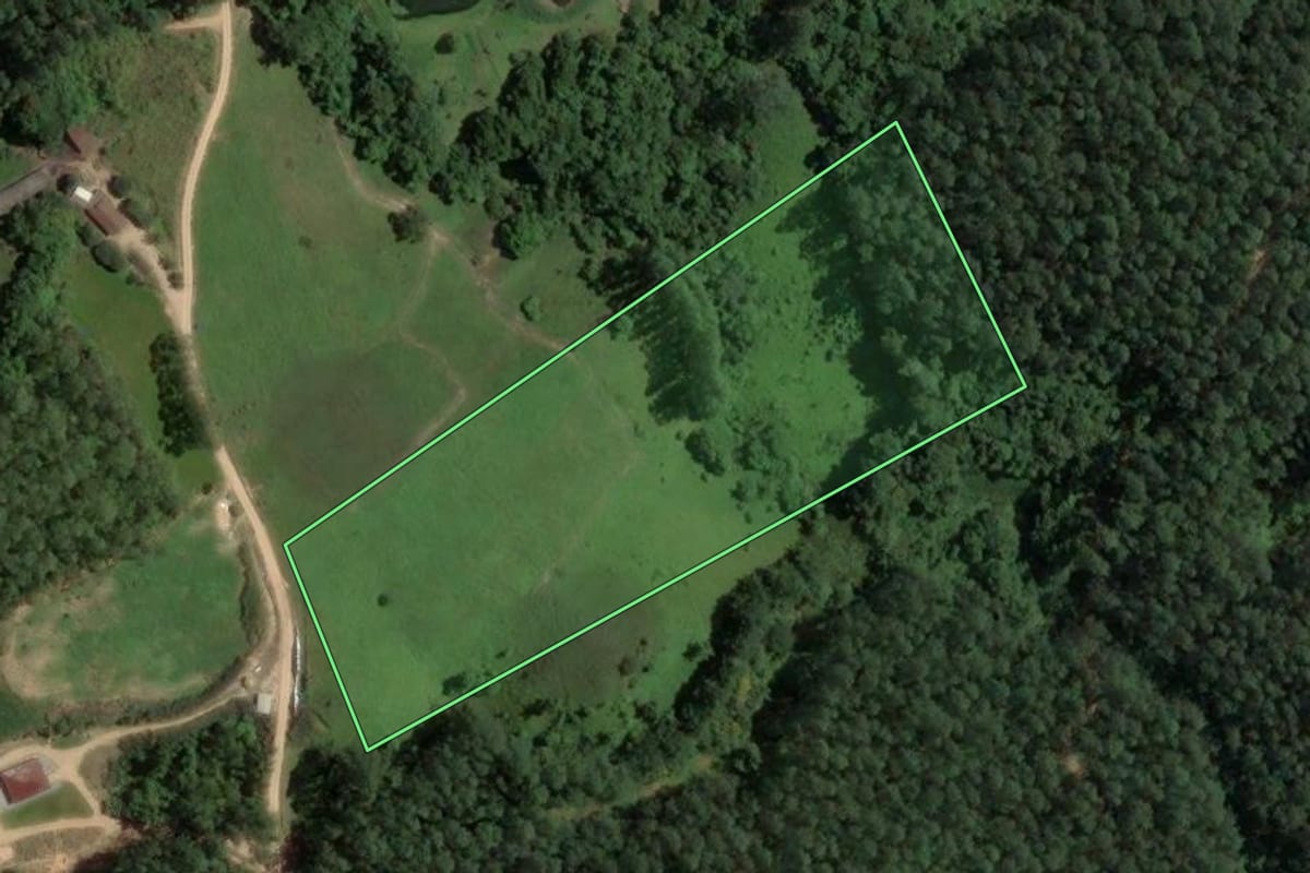 Imagem de satélite do imóvel rural em São Martinho (SC), com o contorno declarado no CAR desenhado por cima.