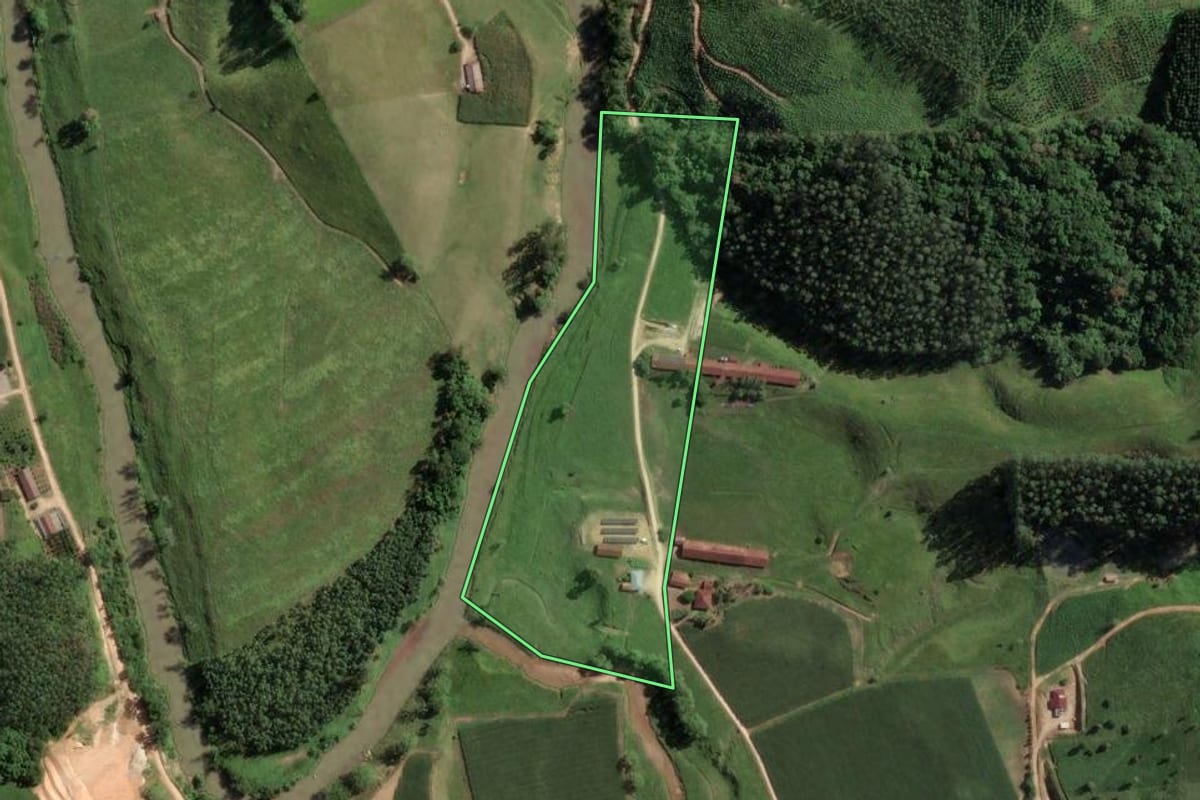 Imagem de satélite do imóvel rural em São Martinho (SC), com o contorno declarado no CAR desenhado por cima.
