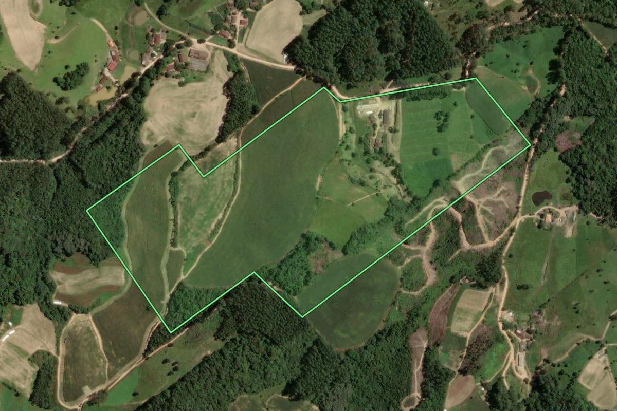 Imagem de satélite do imóvel rural em São Martinho (SC), com o contorno declarado no CAR desenhado por cima.