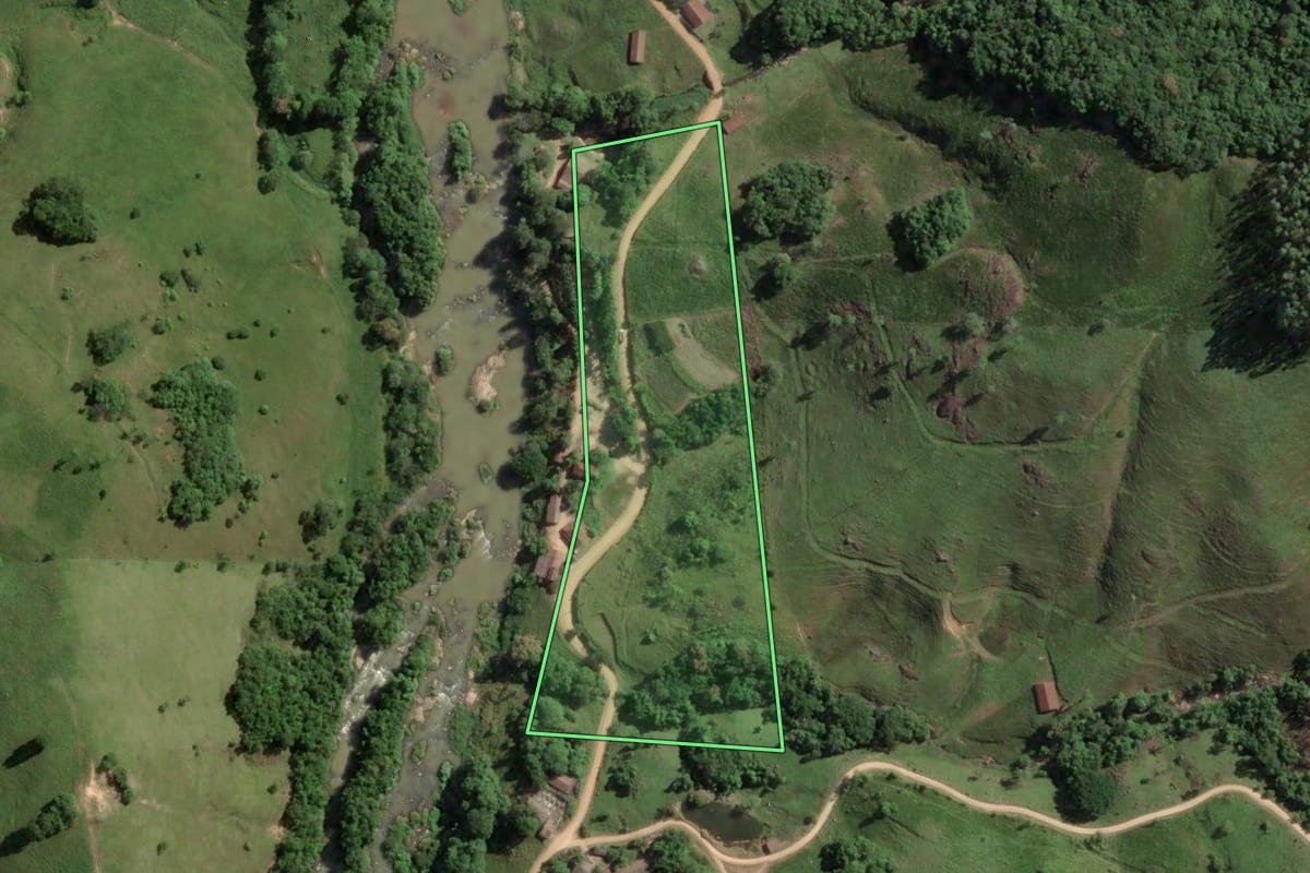 Imagem de satélite do imóvel rural em São Martinho (SC), com o contorno declarado no CAR desenhado por cima.