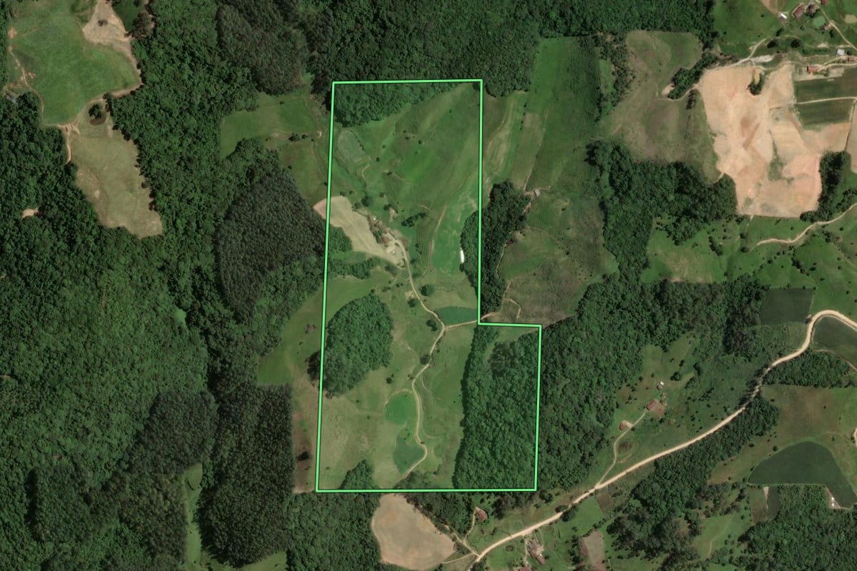 Imagem de satélite do imóvel rural em São Martinho (SC), com o contorno declarado no CAR desenhado por cima.
