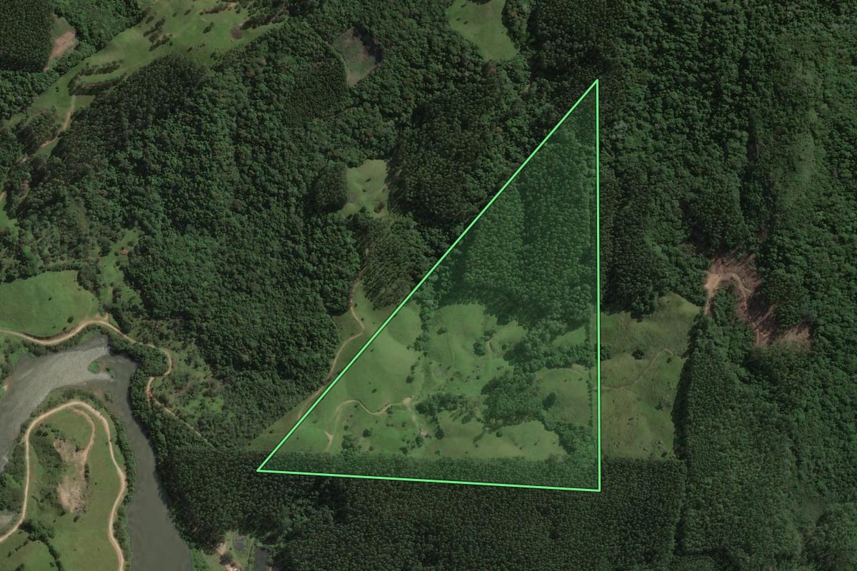 Imagem de satélite do imóvel rural em São Martinho (SC), com o contorno declarado no CAR desenhado por cima.