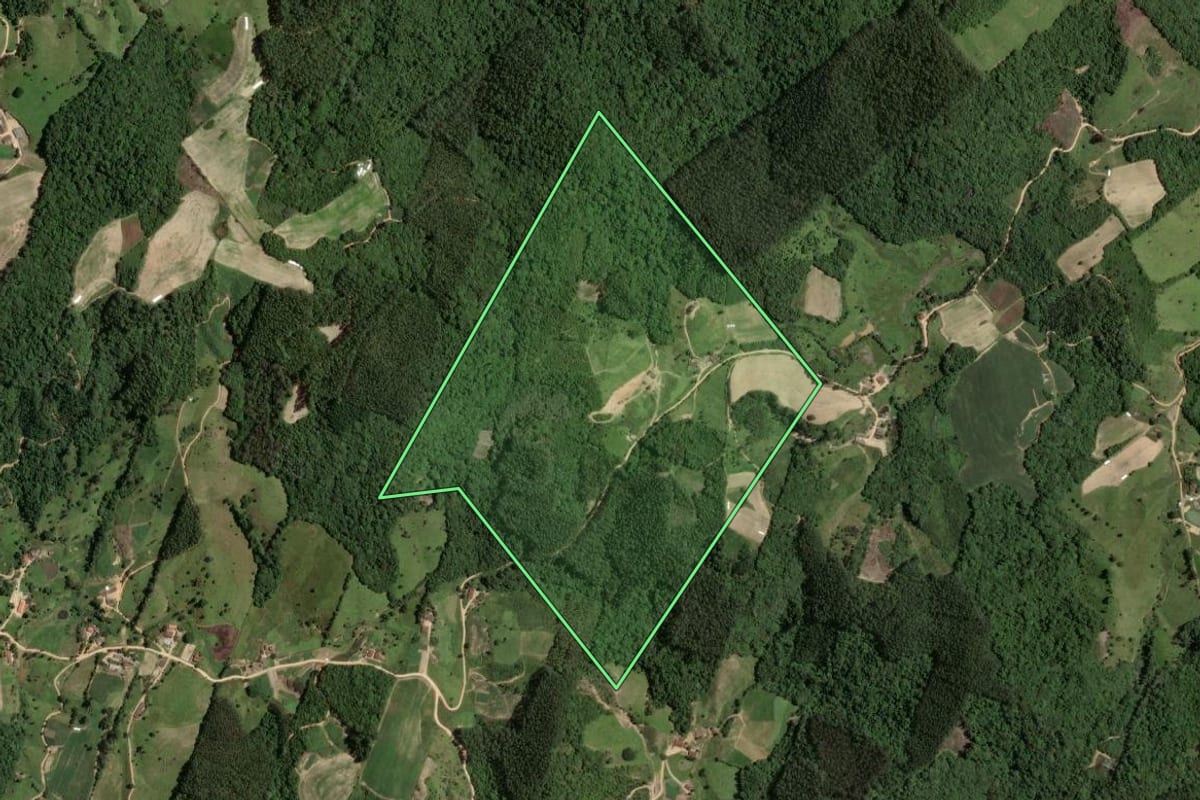 Imagem de satélite do imóvel rural em São Martinho (SC), com o contorno declarado no CAR desenhado por cima.