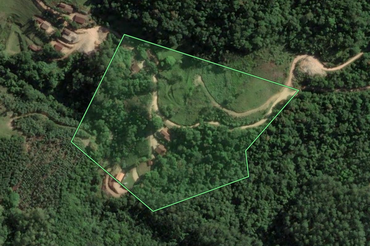 Imagem de satélite do imóvel rural em São Martinho (SC), com o contorno declarado no CAR desenhado por cima.