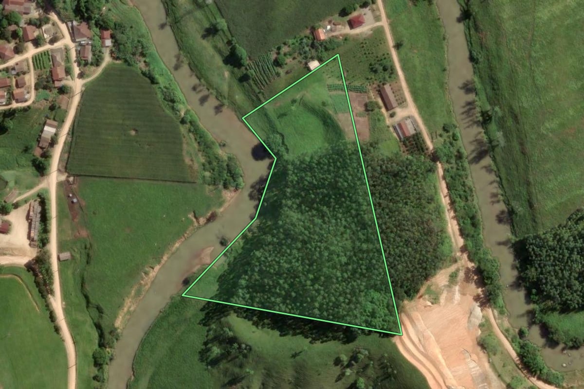 Imagem de satélite do imóvel rural em São Martinho (SC), com o contorno declarado no CAR desenhado por cima.