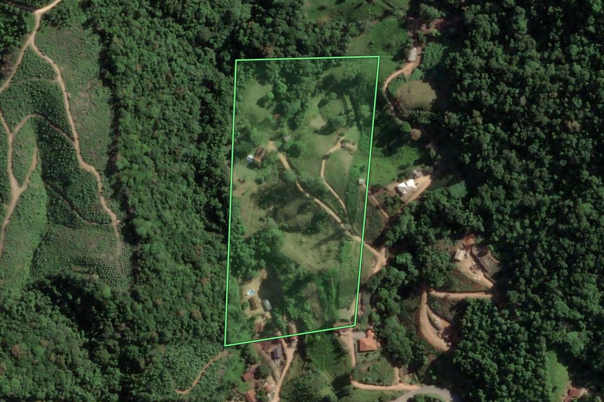 Imagem de satélite do imóvel rural em São Martinho (SC), com o contorno declarado no CAR desenhado por cima.