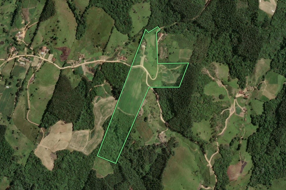 Imagem de satélite do imóvel rural em São Martinho (SC), com o contorno declarado no CAR desenhado por cima.