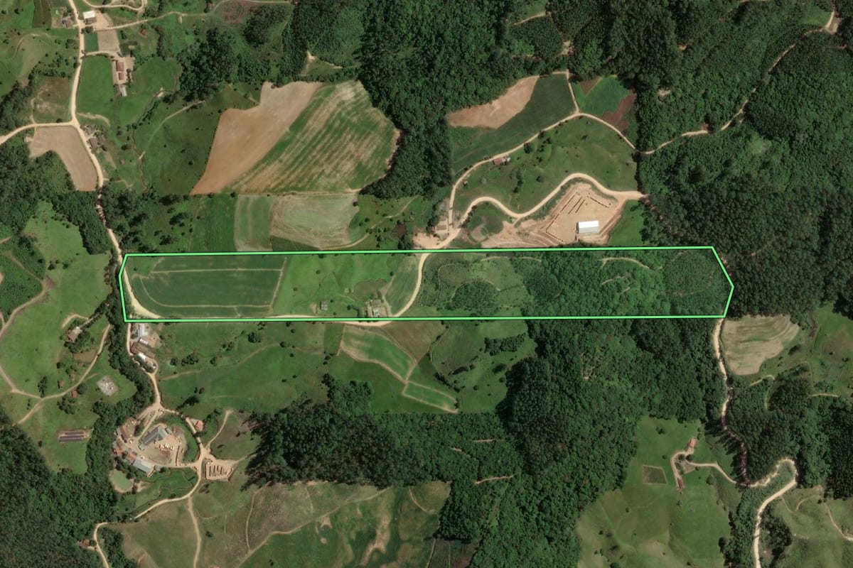 Imagem de satélite do imóvel rural em São Martinho (SC), com o contorno declarado no CAR desenhado por cima.