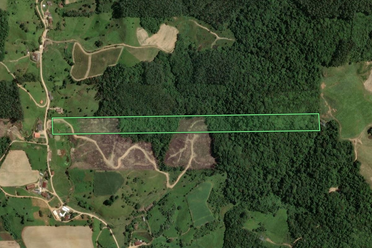 Imagem de satélite do imóvel rural em São Martinho (SC), com o contorno declarado no CAR desenhado por cima.