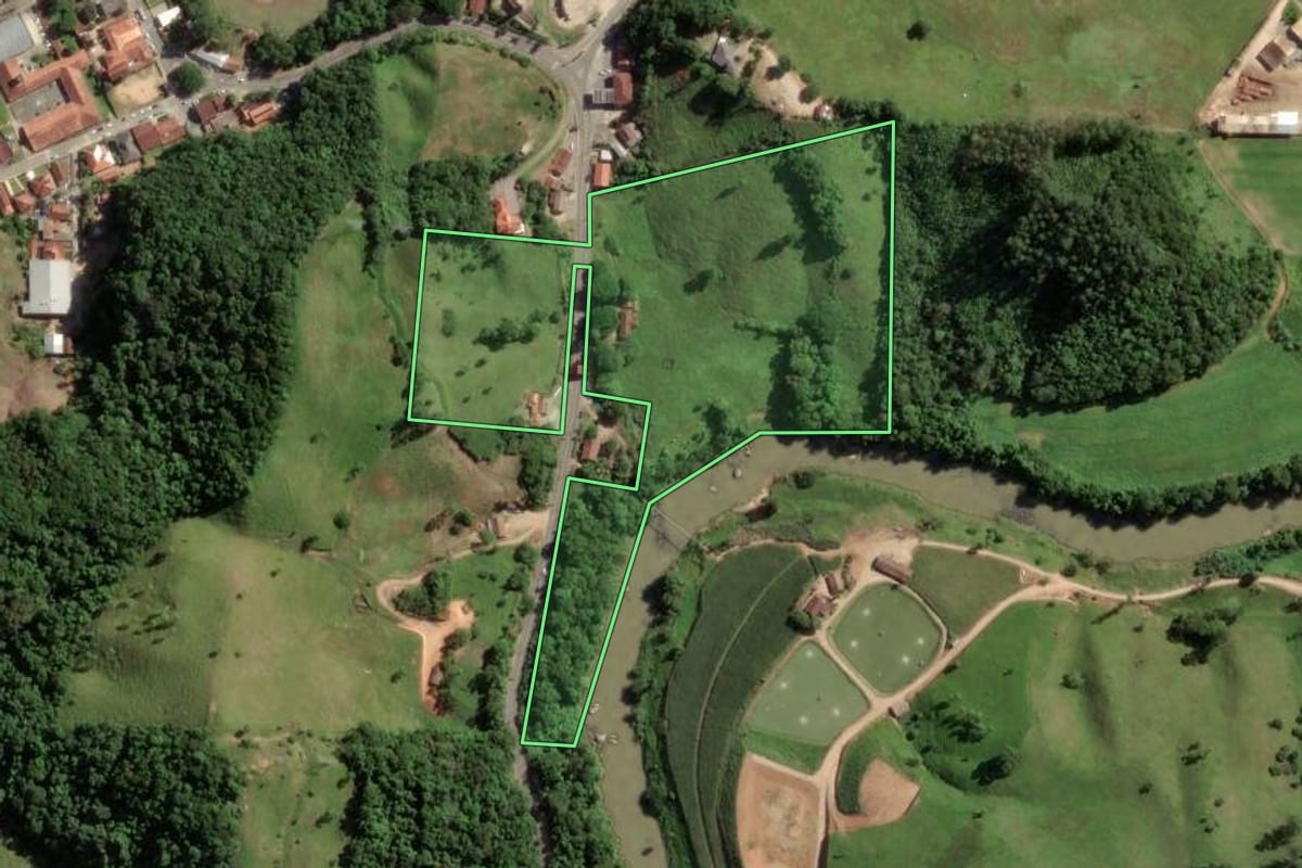 Imagem de satélite do imóvel rural em São Martinho (SC), com o contorno declarado no CAR desenhado por cima.