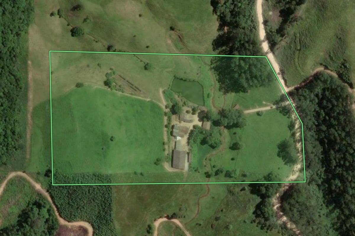 Imagem de satélite do imóvel rural em São Martinho (SC), com o contorno declarado no CAR desenhado por cima.
