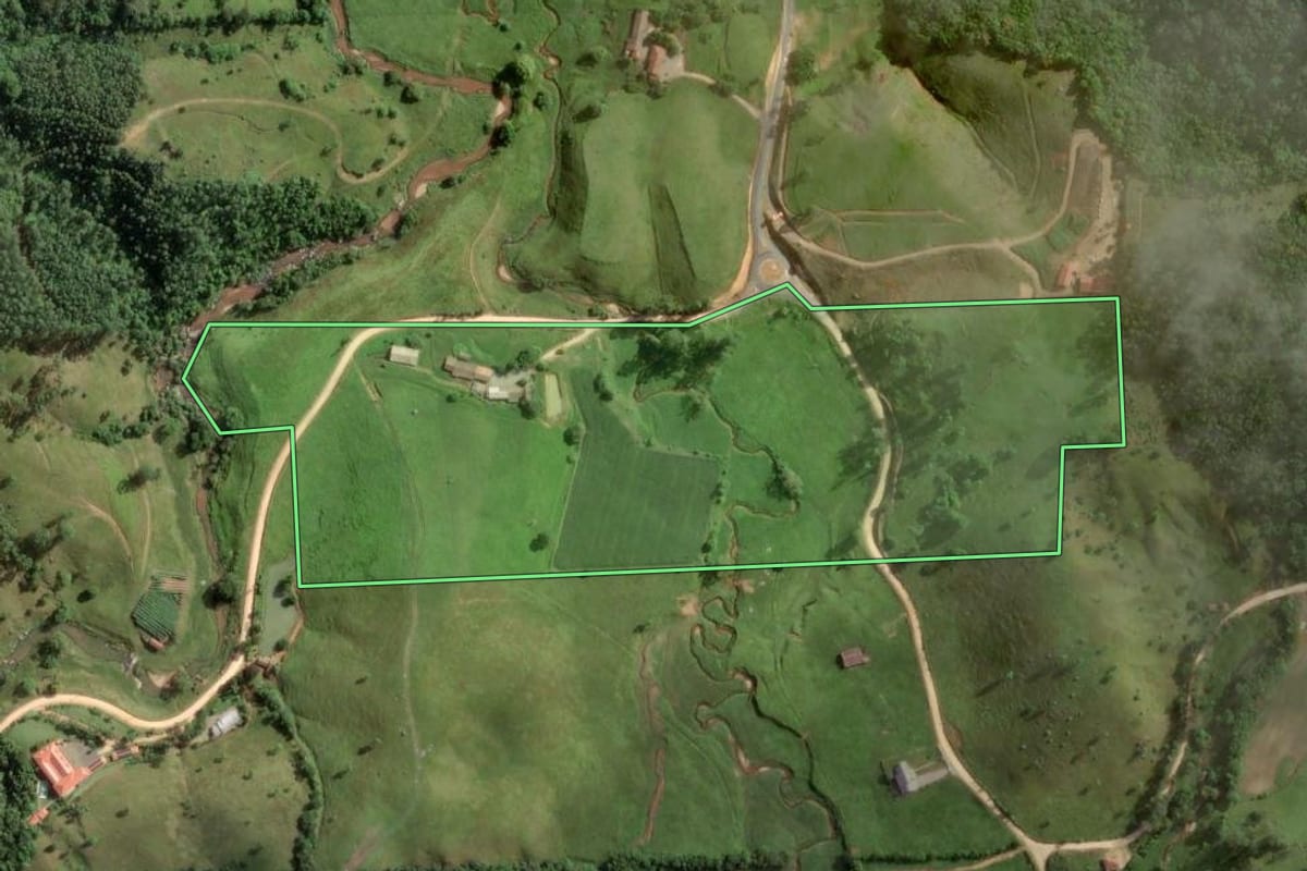Imagem de satélite do imóvel rural em São Martinho (SC), com o contorno declarado no CAR desenhado por cima.