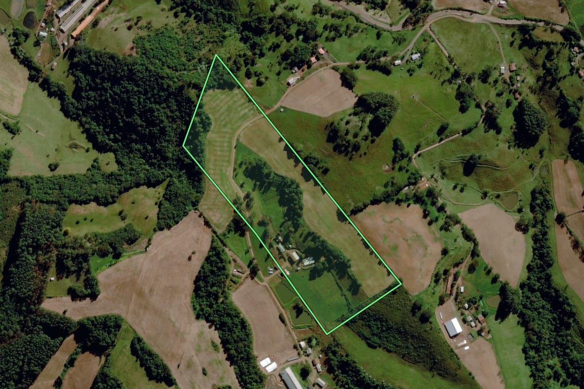Imagem de satélite do imóvel rural em São Miguel da Boa Vista (SC), com o contorno declarado no CAR desenhado por cima.
