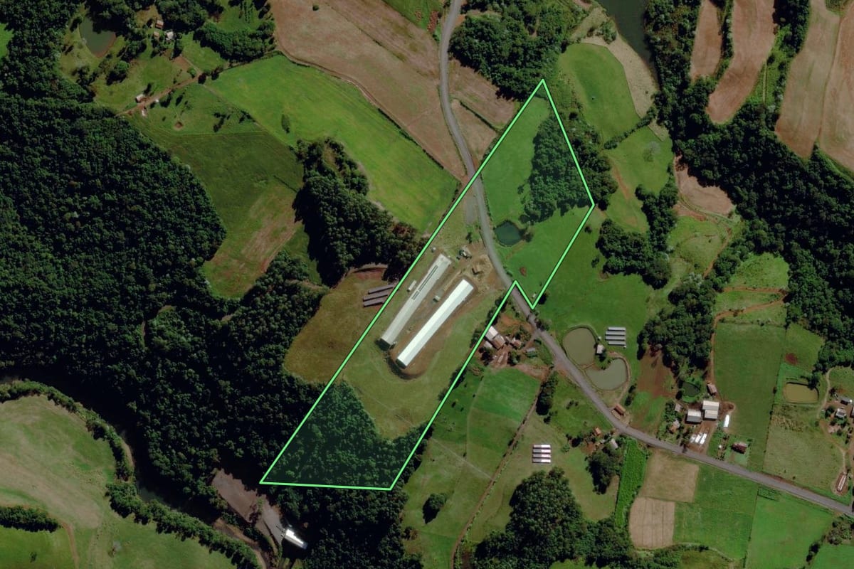 Imagem de satélite do imóvel rural em São Miguel da Boa Vista (SC), com o contorno declarado no CAR desenhado por cima.