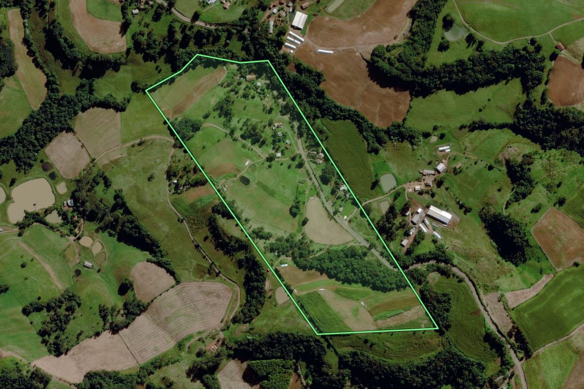 Imagem de satélite do imóvel rural em São Miguel da Boa Vista (SC), com o contorno declarado no CAR desenhado por cima.