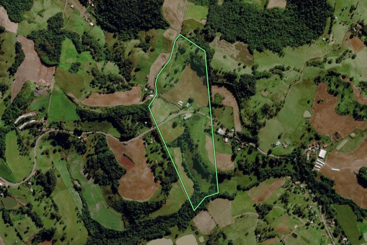 Imagem de satélite do imóvel rural em São Miguel da Boa Vista (SC), com o contorno declarado no CAR desenhado por cima.