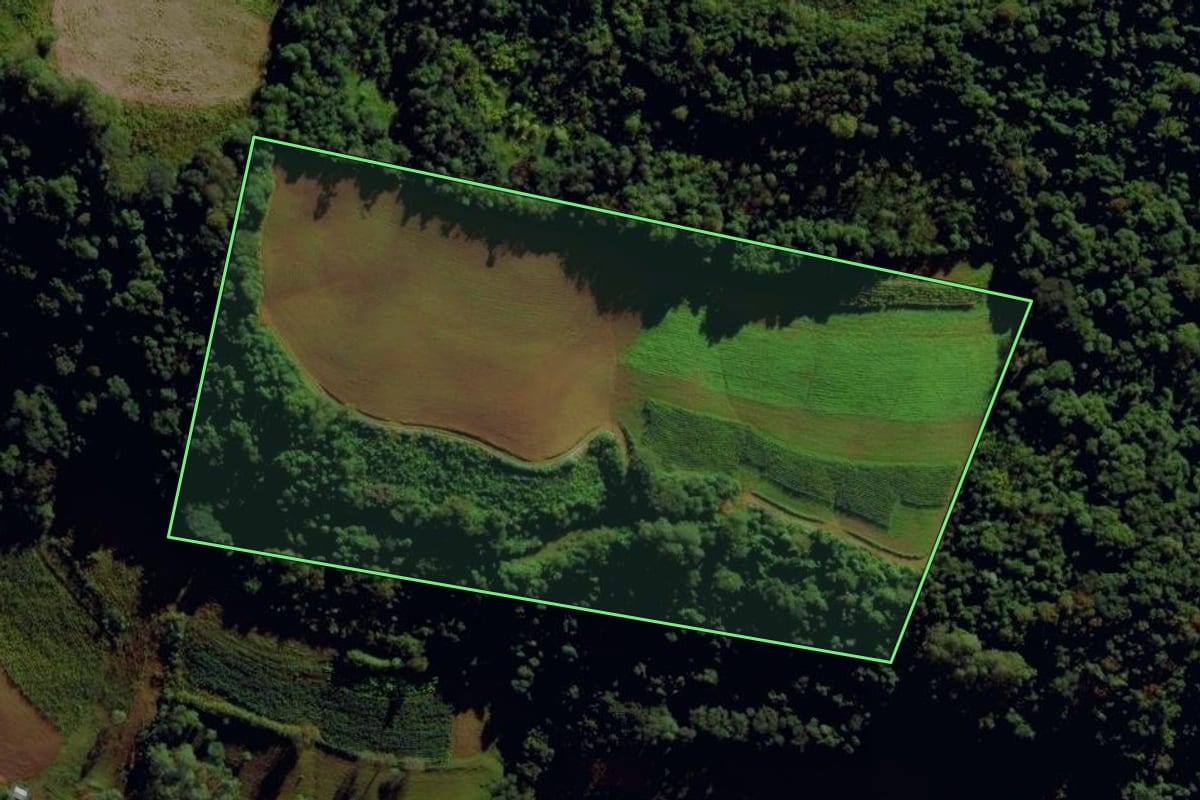 Imagem de satélite do imóvel rural em São Miguel da Boa Vista (SC), com o contorno declarado no CAR desenhado por cima.