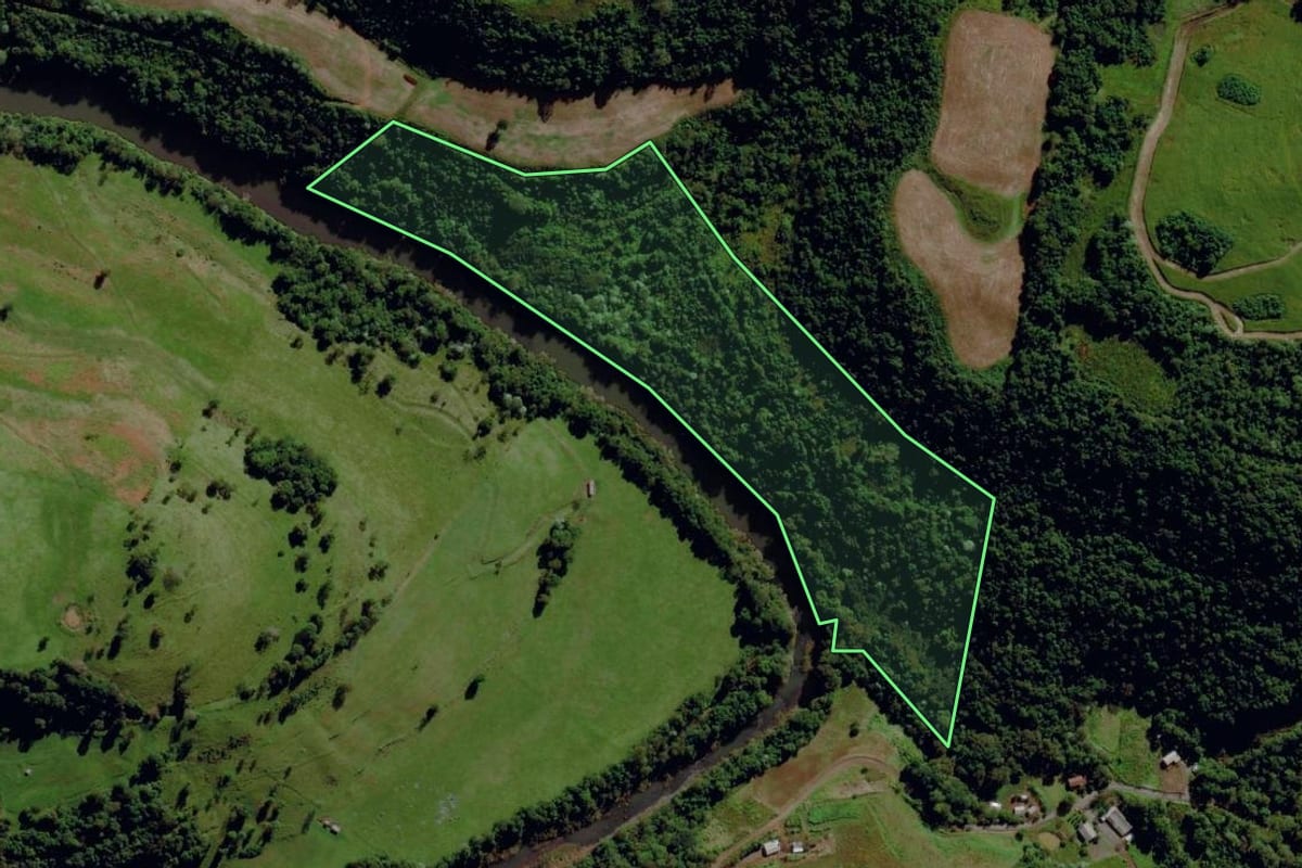 Imagem de satélite do imóvel rural em São Miguel da Boa Vista (SC), com o contorno declarado no CAR desenhado por cima.