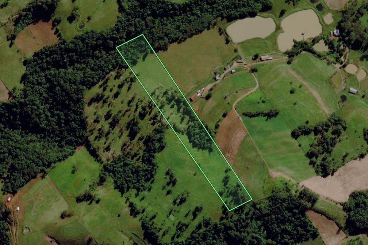 Imagem de satélite do imóvel rural em São Miguel da Boa Vista (SC), com o contorno declarado no CAR desenhado por cima.