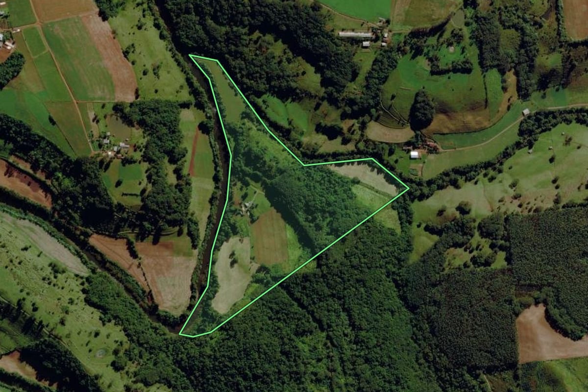 Imagem de satélite do imóvel rural em São Miguel da Boa Vista (SC), com o contorno declarado no CAR desenhado por cima.