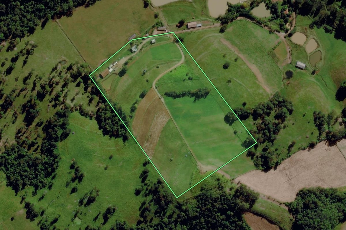 Imagem de satélite do imóvel rural em São Miguel da Boa Vista (SC), com o contorno declarado no CAR desenhado por cima.