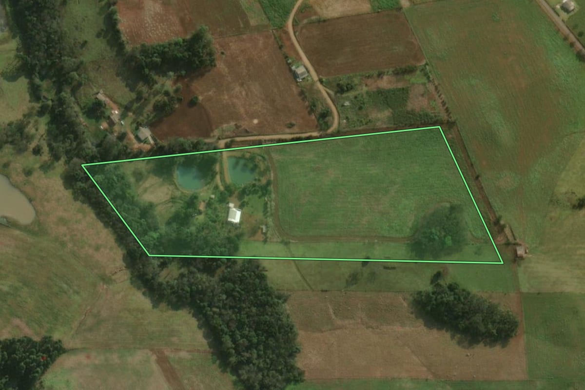 Imagem de satélite do imóvel rural em São Miguel do Oeste (SC), com o contorno declarado no CAR desenhado por cima.